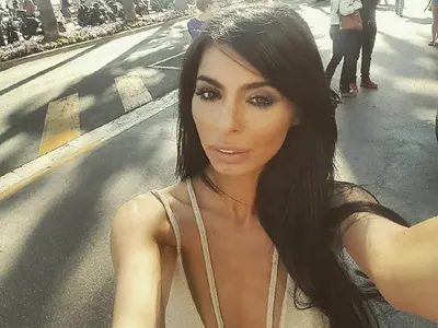 Пак замерят Меги от „Къртицата“ с павета (Снимка)