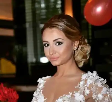 СКАНДАЛ! Бащата на най-скъпата абитуриентка у нас въртял бардак с платени момичета (Подробности във видеото)