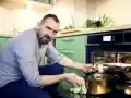 Скандално! Шеф Андре Токев цака софиянци с шкембе чорба за 6 лева, храни и сина на Ахмед Доган
