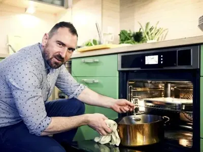 Скандално! Шеф Андре Токев цака софиянци с шкембе чорба за 6 лева, храни и сина на Ахмед Доган