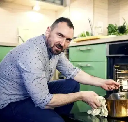 Скандално! Шеф Андре Токев цака софиянци с шкембе чорба за 6 лева, храни и сина на Ахмед Доган