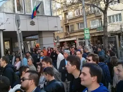 Метастазите на кулоарния майдан