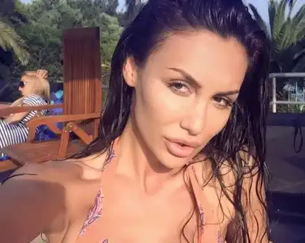 Моника вдигна Слънчака на главата си с претенции и изцепки, чупи фасони и бутилки (Още за екшъна)