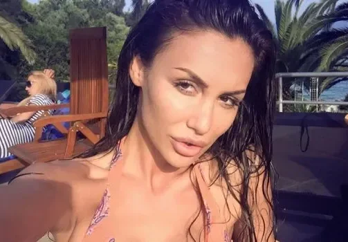 Моника вдигна Слънчака на главата си с претенции и изцепки, чупи фасони и бутилки (Още за екшъна)