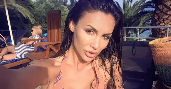 Моника вдигна Слънчака на главата си с претенции и изцепки, чупи фасони и бутилки (Още за екшъна)