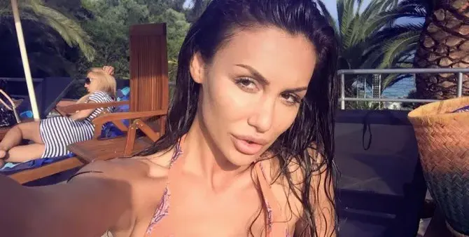 Моника вдигна Слънчака на главата си с претенции и изцепки, чупи фасони и бутилки (Още за екшъна)