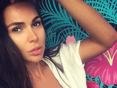 OMG! Къде отиде силиконът на Алисия? Плоска е като портфейла на Михайлов! Певицата започна със селфитата от Марбея (Снимки)