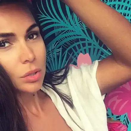 OMG! Къде отиде силиконът на Алисия? Плоска е като портфейла на Михайлов! Певицата започна със селфитата от Марбея (Снимки)