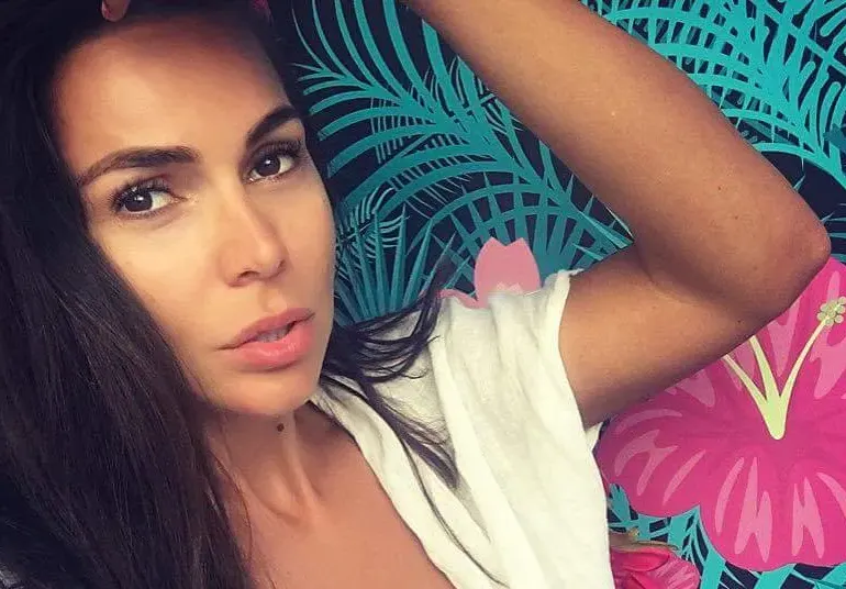 OMG! Къде отиде силиконът на Алисия? Плоска е като портфейла на Михайлов! Певицата започна със селфитата от Марбея (Снимки)