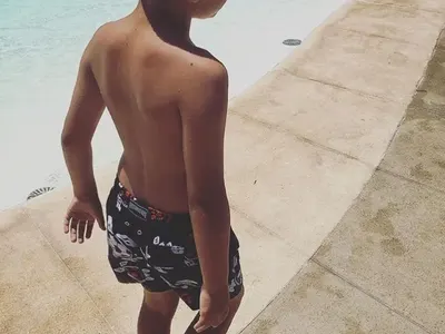 OMG! Къде отиде силиконът на Алисия? Плоска е като портфейла на Михайлов! Певицата започна със селфитата от Марбея (Снимки)