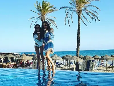 OMG! Къде отиде силиконът на Алисия? Плоска е като портфейла на Михайлов! Певицата започна със селфитата от Марбея (Снимки)