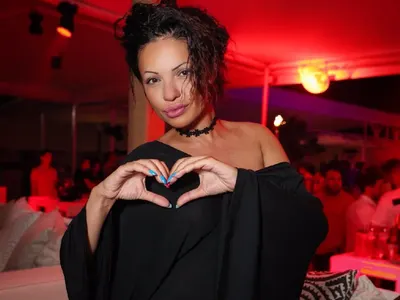 Паскалева кисела като краставица, нападна мъжлетата в Слънчака: Повръща ми се от вас! (Цялото й словоизлияние)