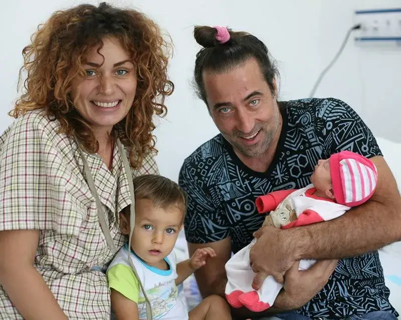 Плейбоят Андрей Едрев подлуди доктори заради новородената си дъщеря, снимал ги незаконно (Всичко за скандала + Снимки)