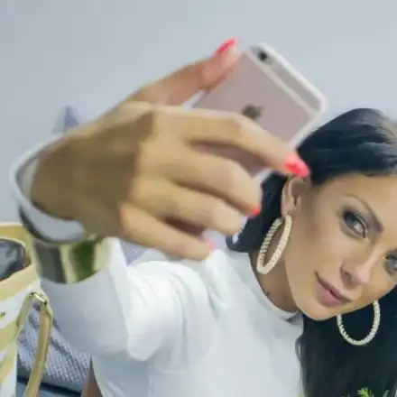 С две леви ръце! Емануела строши часовник за 150 бона подарък от Слави Транспорта (Снимки)