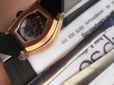 С две леви ръце! Емануела строши часовник за 150 бона подарък от Слави Транспорта (Снимки)