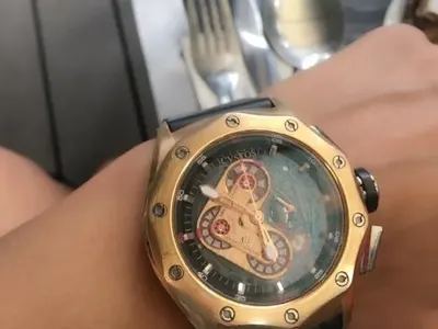 С две леви ръце! Емануела строши часовник за 150 бона подарък от Слави Транспорта (Снимки)