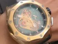 С две леви ръце! Емануела строши часовник за 150 бона подарък от Слави Транспорта (Снимки)