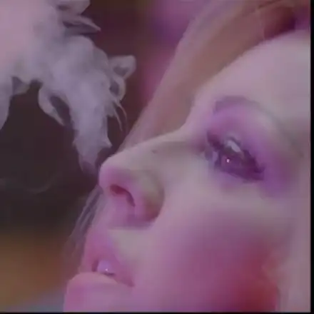 СКАНДАЛ! СЕМ цензурира Рени заради масур