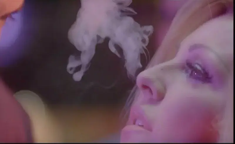 СКАНДАЛ! СЕМ цензурира Рени заради масур