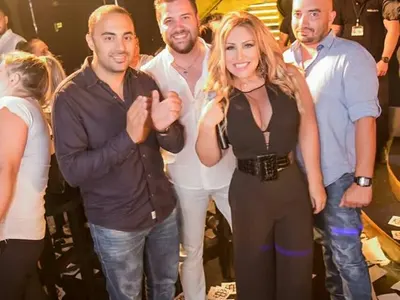 В разтърсваща изповед Рени призна: Не съм била с мъж от доста време (За кого е омъжена певицата + снимка)