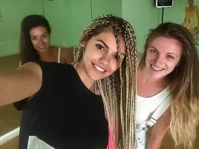 Звездите ни луднаха по плитките! Николета, Камелия, Емануела и още куп красавици заплетоха коси в хитовата за лятото прическа (Кой кого копира + СНИМКИ)