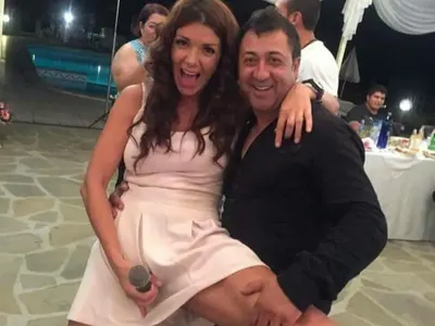 ПОШЛО! Кали се разчекна и го направи с микрофона (Брутална снимка за възрастни)