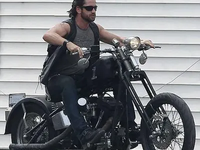 Джерард Бътлър фучи на червено из София