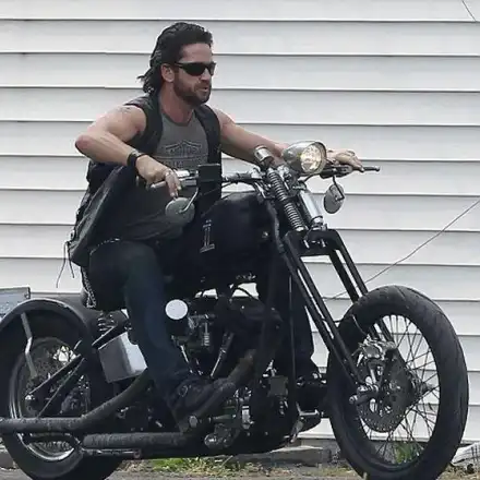 Джерард Бътлър фучи на червено из София