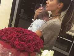 Направо да я ожалиш! Есмер празнува първата годишнина от сватбата с бебе на ръце и блуждаещ поглед