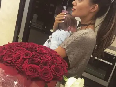 Направо да я ожалиш! Есмер празнува първата годишнина от сватбата с бебе на ръце и блуждаещ поглед