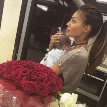 Направо да я ожалиш! Есмер празнува първата годишнина от сватбата с бебе на ръце и блуждаещ поглед