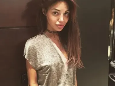 Направо да я ожалиш! Есмер празнува първата годишнина от сватбата с бебе на ръце и блуждаещ поглед