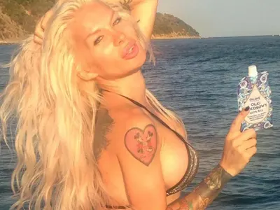 Срам и позор за България! Моделка заприлича на чудовище след куп пластики