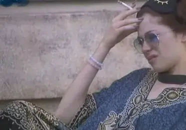 Чалната ли е Глория или не? Рисува мъжки органи и извънземни! Снимки подходящи за психоанализа, вижте ги ТУК