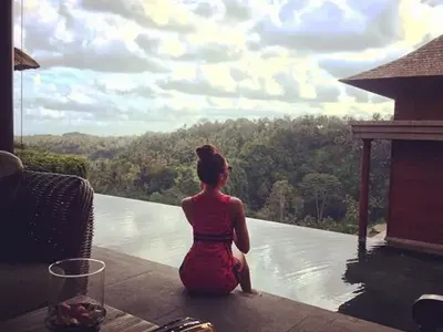 И как стана така? Моника пише, че е в Бали, а лъсна на снимка в Бедрум! (Фото факти)