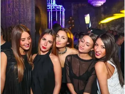 И как стана така? Моника пише, че е в Бали, а лъсна на снимка в Бедрум! (Фото факти)