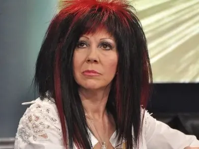 Петя Буюклиева продължава да тероризира мъжа си (Вижте как го третира като роб)