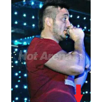 Само в  HotArena! Коцето събуди звяра в гащите си! Певецът изпоти фенките с натопорчен пакет (Уникално фото за възрастни)