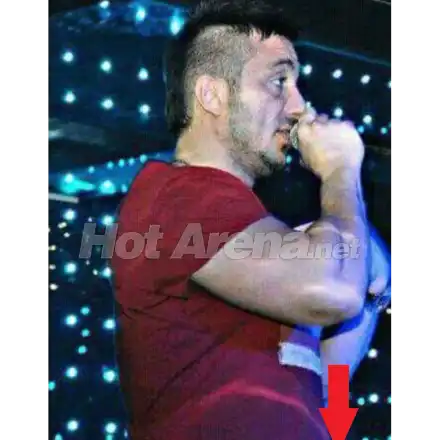 Само в  HotArena! Коцето събуди звяра в гащите си! Певецът изпоти фенките с натопорчен пакет (Уникално фото за възрастни)