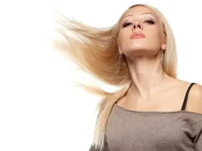 Следили Деси Бакърджиева, преди да я ограбят (Фото на разбитата кола)