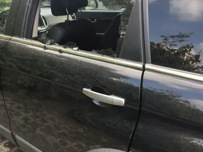 Следили Деси Бакърджиева, преди да я ограбят (Фото на разбитата кола)