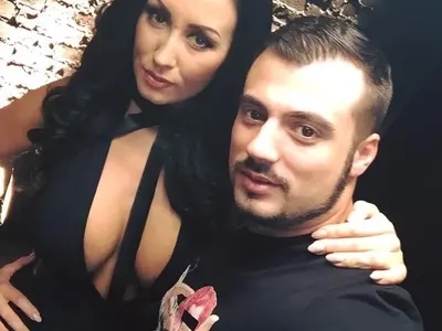 Завидяха й! Джена смаза конкуренцията с деколте-мечта (Фото)