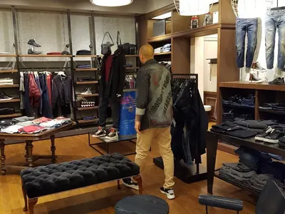 Ексклузивно в HotArena! Ники Михайлов се прибра в България и първо инспектира бизнеса си с DIESEL (Папарашки снимки)