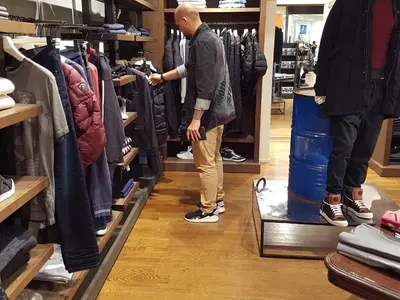 Ексклузивно в HotArena! Ники Михайлов се прибра в България и първо инспектира бизнеса си с DIESEL (Папарашки снимки)