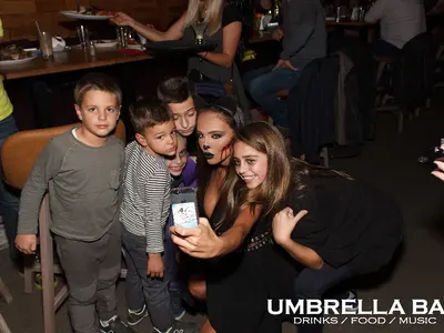 Николета нахлу окървавена и по безопасни игли в столичен бар, разплака дечица (СНИМКИ)