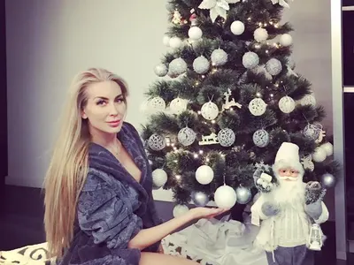 Антония Петрова и Златка украсиха елхите! Голям кич в позирането: Тоца само по халат, а Черната Златка с визия като на учителка на родителска среща (Снимки)