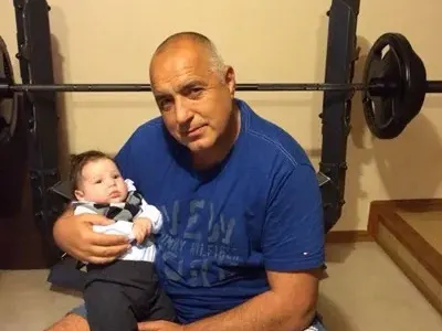 Бейби бум през 2016! Вижте кои звезди се сдобиха с наследници и кои очакват бебета през 2017 (Снимки)