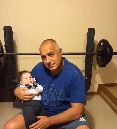 Бейби бум през 2016! Вижте кои звезди се сдобиха с наследници и кои очакват бебета през 2017 (Снимки)