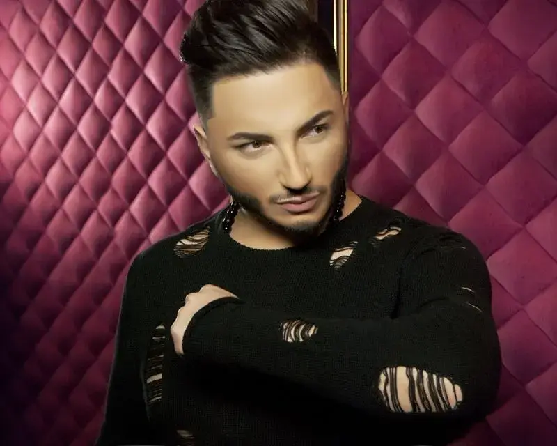 Фолк певец възпя платената любов! Върна ни в мутренските години