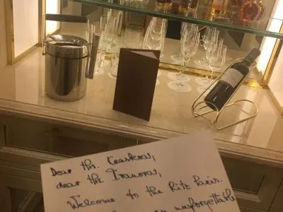 Моника се похвали, че е с клиент и по прашки в Париж! Защо го прави? (Отговор и снимки)